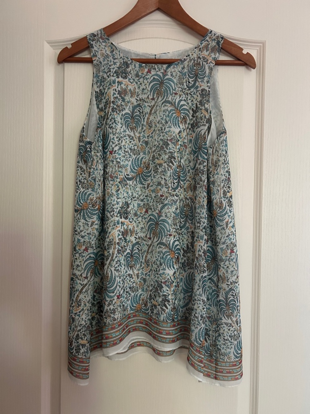Max Studio Sleeveless Blouse Size Medium Lined Lightweight Tropical Palm Trees